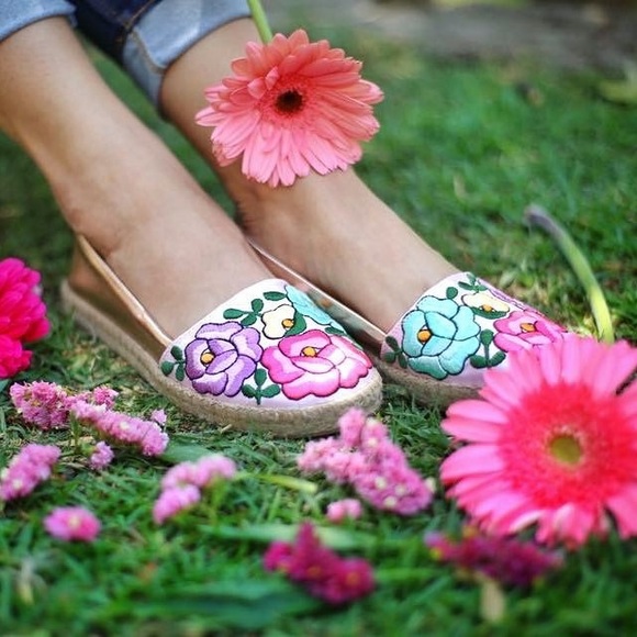 Mexican Embroidered Espadrilles. - Picture 1 of 10